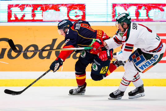 Djurgårdens Mikko Lehtonen tar sig förbi Frölundas Jacob