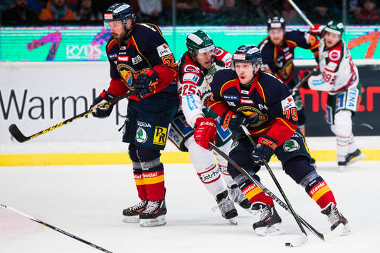 Djurgårdens Mikael Ahlén och Emil Lundberg ii kamp om