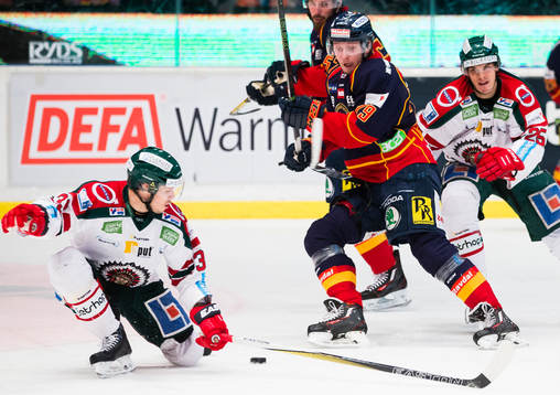 Frölundas Elias Fälth försöker stoppa Djurgårdens Emil