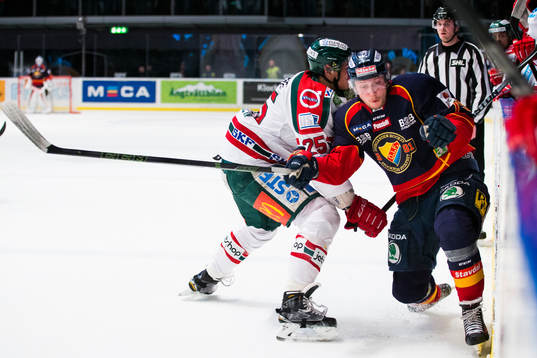 Frölundas Oliver Lauridsen trycker till Djurgårdens Emil