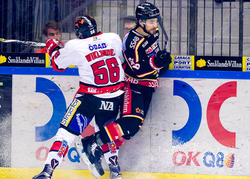 Örebros Johan Wiklander tacklar Luleås Craig Schira