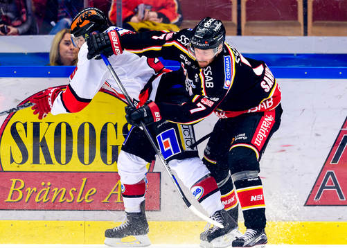 Luleås Jan Sandström tacklar Örebros Martin Johansson