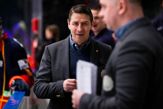Djurgårdens tränare Hans Särkijärvi ser glad ut