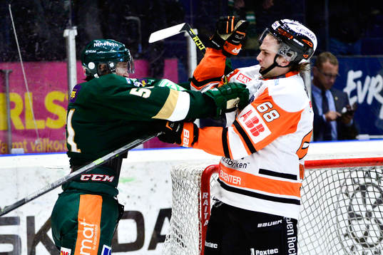 Färjestads Rickard Wallin bråkar med Karlskronas Daniel