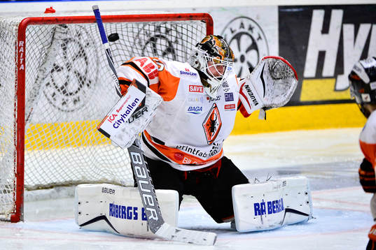 Färjestads Mikael Wikstrand (ej i bild) gör 2-2 bakom