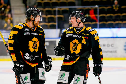 Skellefteås Mattias Ritola och Patrik Zackrisson  jublar