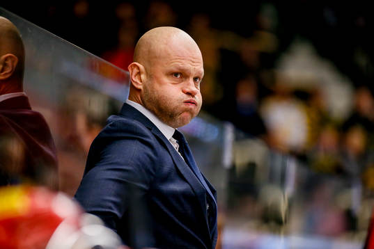 MoDos tränare Andreas Johansson deppar