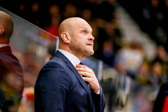 MoDos tränare Andreas Johansson deppar