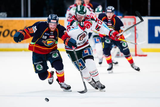 Djurgårdens Linus Hultström i kamp om pucken med