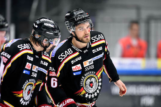 Luleås Craig Schira lämnar isen med en skada