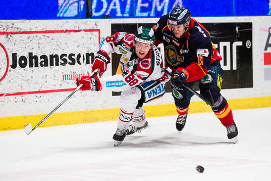 Frölundas Andreas Johnson i kamp om pucken med