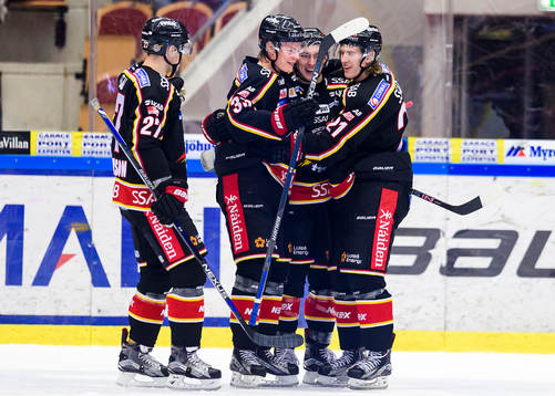 Luleås Christopher Mastomäki och Johan Forsberg jublar