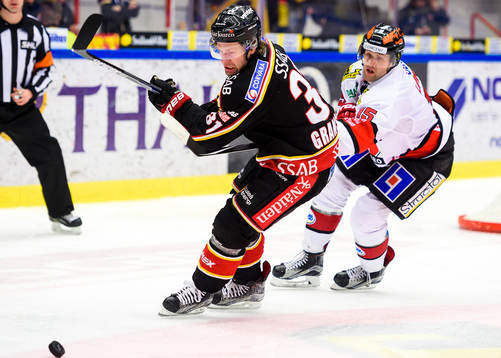 Luleås Jonathan Granström jagas av Örebros Henrik