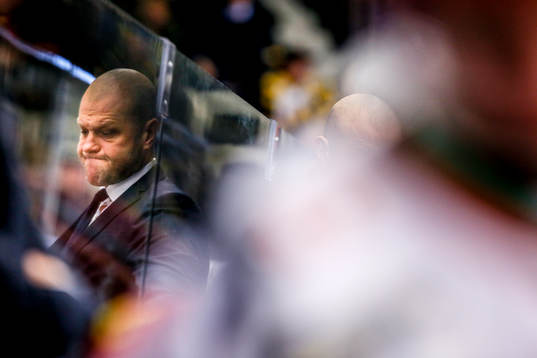 MoDos tränare Andreas Johansson deppar