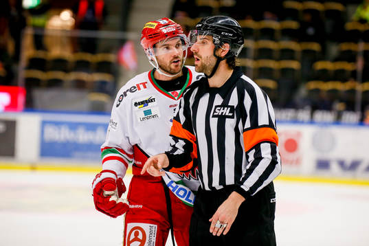 MoDos Noah Welch och domaren Mikael Sjöqvist