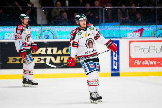 Frölundas Johan Sundström och Joey Crabb ser deppiga ut
