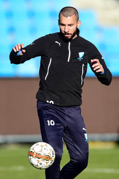 Malmö FFs Guillermo Molins värmer upp innan