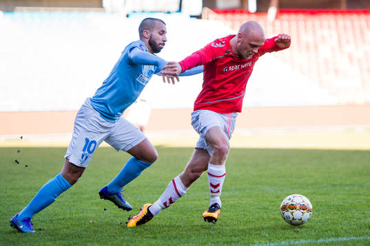 Malmö FFs Guillermo Molins jagar Ålborgs Kasper Pedersen