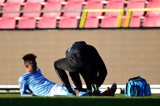 Malmö FFs Tobias Sana undersöks av naprapat Wilner
