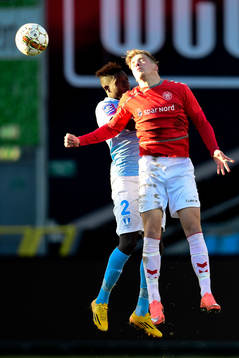 Malmö FFs Pa Konate i nickduell med Ålborgs Kasper