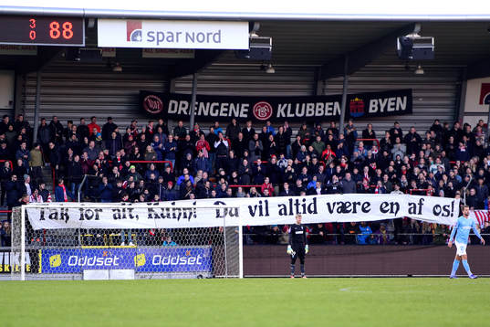 Ålborgs supportrar med en banderoll med texten "Tack för