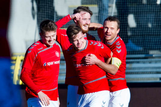 Ålborgs spelare firar Rasmus Jönsson gjort 1-0
