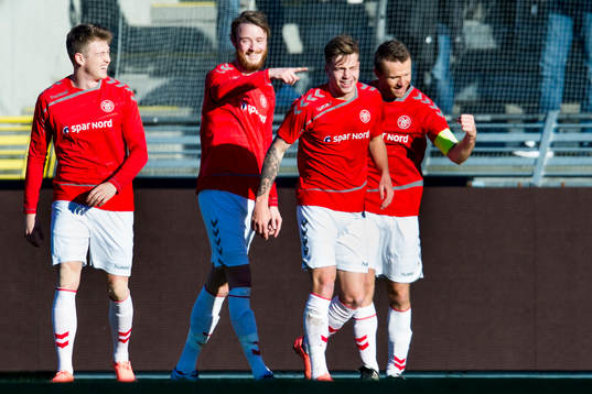 Ålborgs spelare firar Rasmus Jönsson gjort 1-0