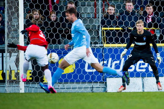 Ålborgs Christian Bassogog bevakas av Kári Árnason och