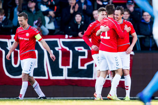 Ålborgs Kasper Risgård (ryggen mot kameran) firas av