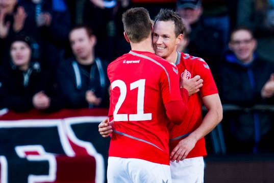 Ålborgs Kasper Risgård (ryggen mot kameran) firas av