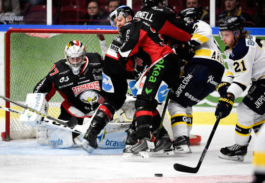 s Mattias Tedenby oroar framför Malmö Redhawks målvakt