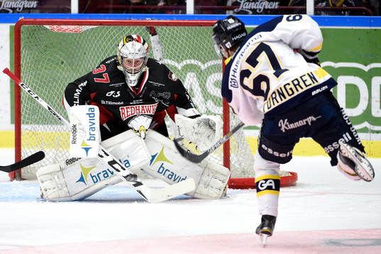 s Christoffer Törngren skjuter mot Malmö Redhawks