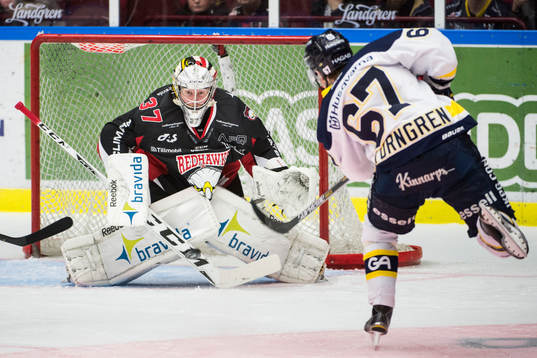 s Filip Lestan skjuter mot Malmö Redhawks målvakt Jonas