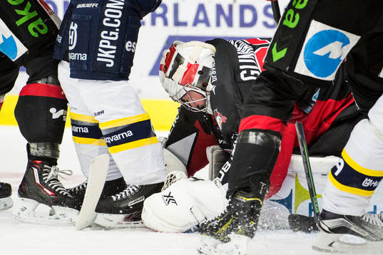 Malmö Redhawks målvakt Jonas Gunnarsson blockar pucken