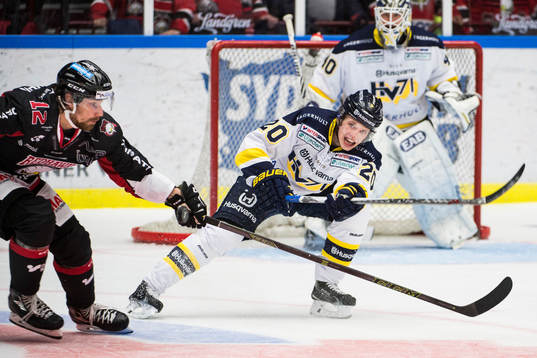 s Lawrence Pilut rensar undan pucken framför Malmö