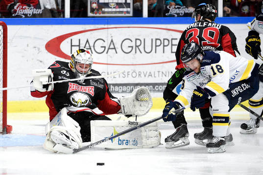 s Pär Arlbrandt oroar framför Malmö Redhawks målvakt