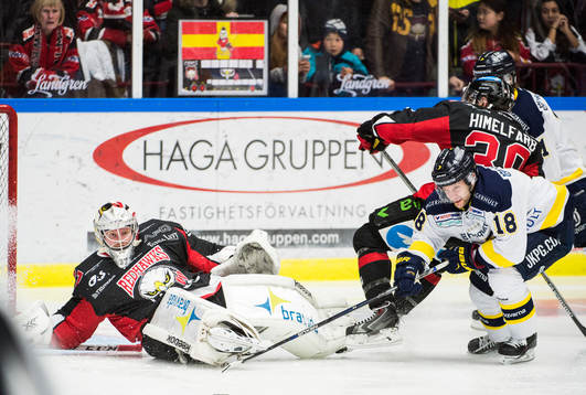 s Pär Arlbrandt oroar framför Malmö Redhawks målvakt