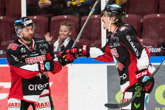Malmö Redhawks Peter Mueller jublar ihop med Eric