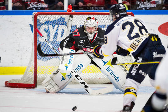 s Anton Bengtsson mot Malmö Redhawks målvakt Jonas