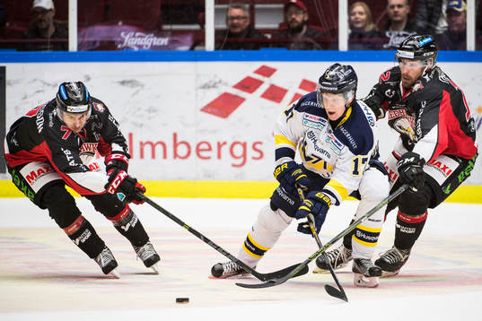 s Emil Johansson mot Malmö Redhawks Nils Andersson och