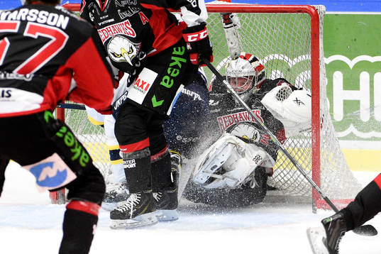 s Mattias Tedenby åker in i Malmö Redhawks målvakt Jonas