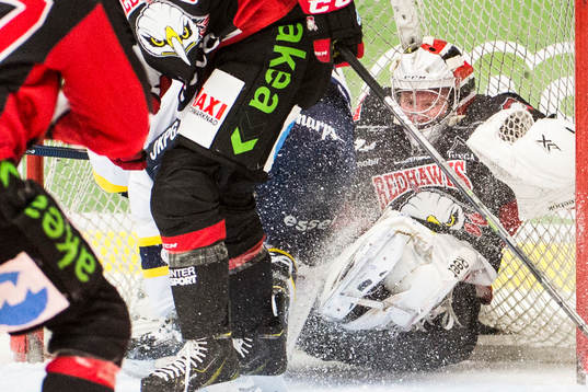 s Mattias Tedenby kraschar in i Malmö Redhawks målvakt