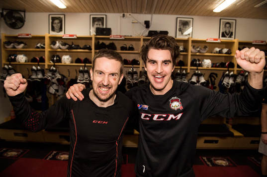 Malmö Redhawks Erik Andersson och Nils Andersson jublar i