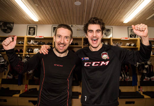 Malmö Redhawks Erik Andersson och Nils Andersson jublar i
