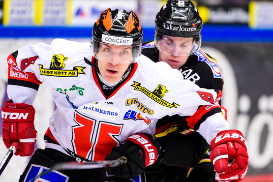 Luleås Peter Cehlarik jagar Örebros Joonas Jalvanti