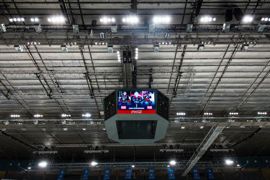 Storbildskärmen i taket på Hovet innan ishockeymatchen i