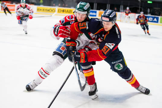 Frölundas Tom Nilsson i en närkamp med Djurgårdens Robin