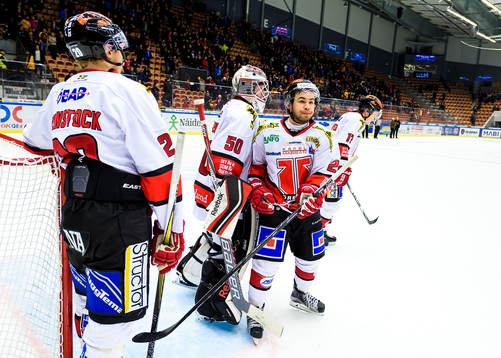 Örebros Greg Squires klappar om målvakt Daniel Marmenlind