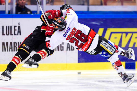 Luleås Jonathan Sigalet tacklar Örebros Greg Squires