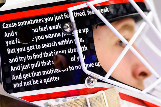 Text på Örebros målvakt Daniel Marmenlind målvaktsmask